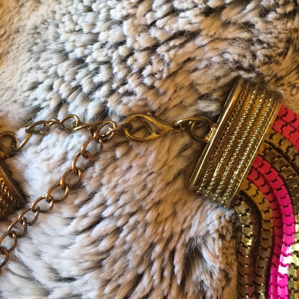 Gold and pink necklace - Picture 3 of 4